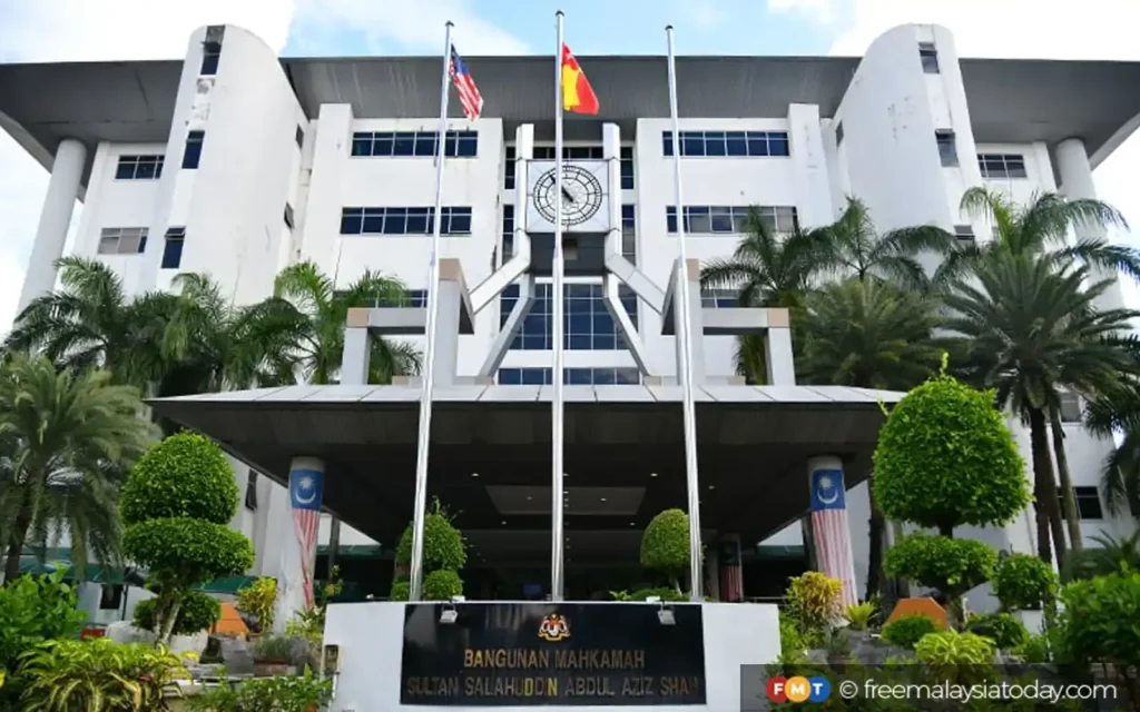 A front photo of the shah alam high court building